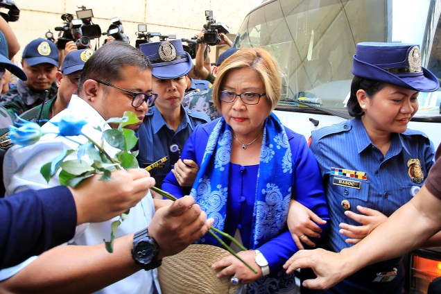 A senadora filipina Leila de Lima é detida pela polícia acusada de obstrução da Justiça em um caso relacionado com o tráfico de drogas, em Manila, nas Filipinas - 13/03/2017