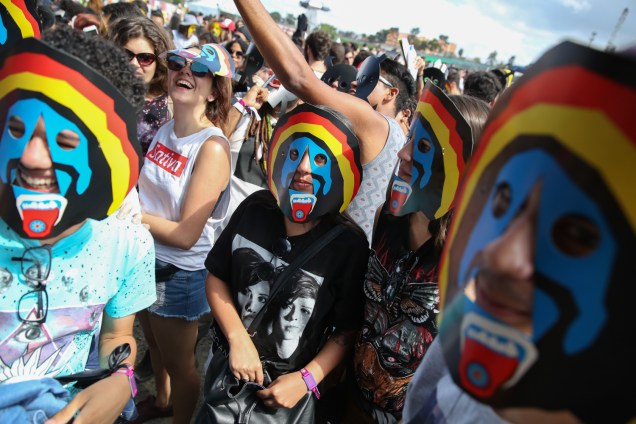 Público entra no clima do BaianaSystem, e usa máscaras durante o show no Lollapalooza