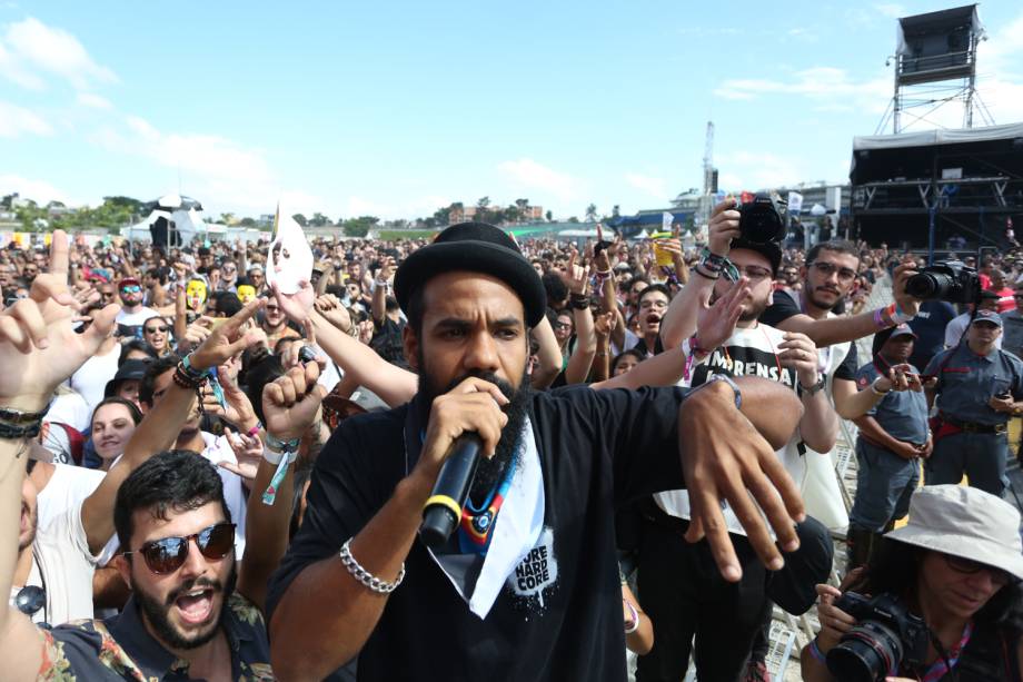 Vocalista do BaianaSystem, Russo Passapusso canta junto com público no Lollapalooza