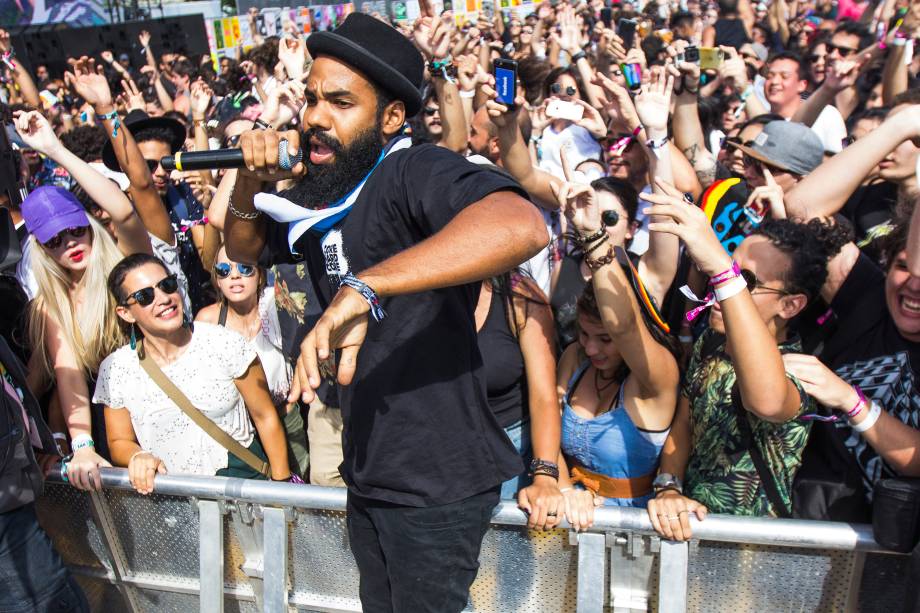 O vocalista Russo Passapusso durante show da banda BaianaSystem no primeiro dia do Festival Lollapalooza 2017