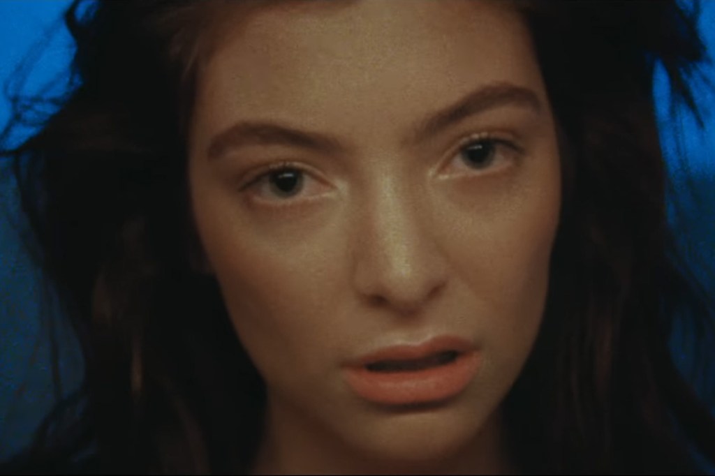 A cantora Lorde, no clipe 'Green Light'