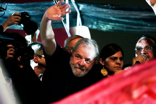 O ex-presidente, Luiz Inácio Lula da Silva, discursa para trabalhadores e integrantes de centrais sindicais e diversas outras entidades protestam na Avenida Paulista, em São Paulo, no Dia Nacional de Paralisação e Mobilização, contra as Reformas da Previdência e Trabalhista - 15/03/2017