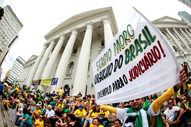 Em Curitiba, a concentração esta sendo em frente a UFPR. Na tarde deste domingo (26), os manifestantes sairão em passeata até a "Boca Maldita"
