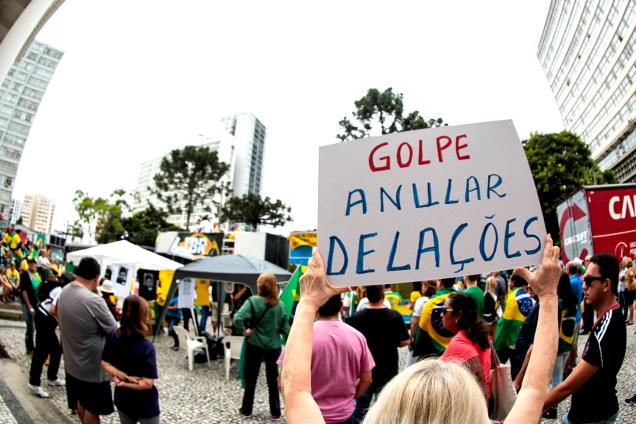 Em Curitiba, a concentração esta sendo em frente a UFPR. Na tarde deste domingo (26), os manifestantes sairão em passeata até a "Boca Maldita"