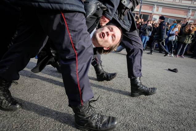Opositor que se manifestava neste domingo (26) contra a corrupção é detido em Moscou, Rússia - 26/03/2017