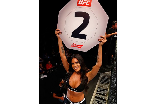A ring girl do UFC, Camila Oliveira durante a edição 106 do UFC Fight Night, no CFO – Centro de Formação Olímpica, em Fortaleza - 11/03/2017