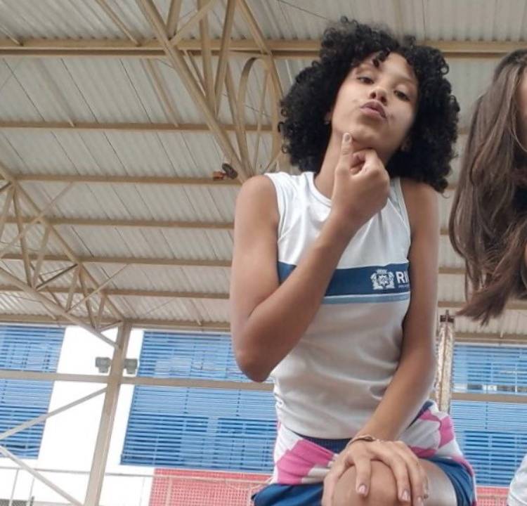 Maria Eduarda na quadra onde foi atingida minutos antes de ser morta