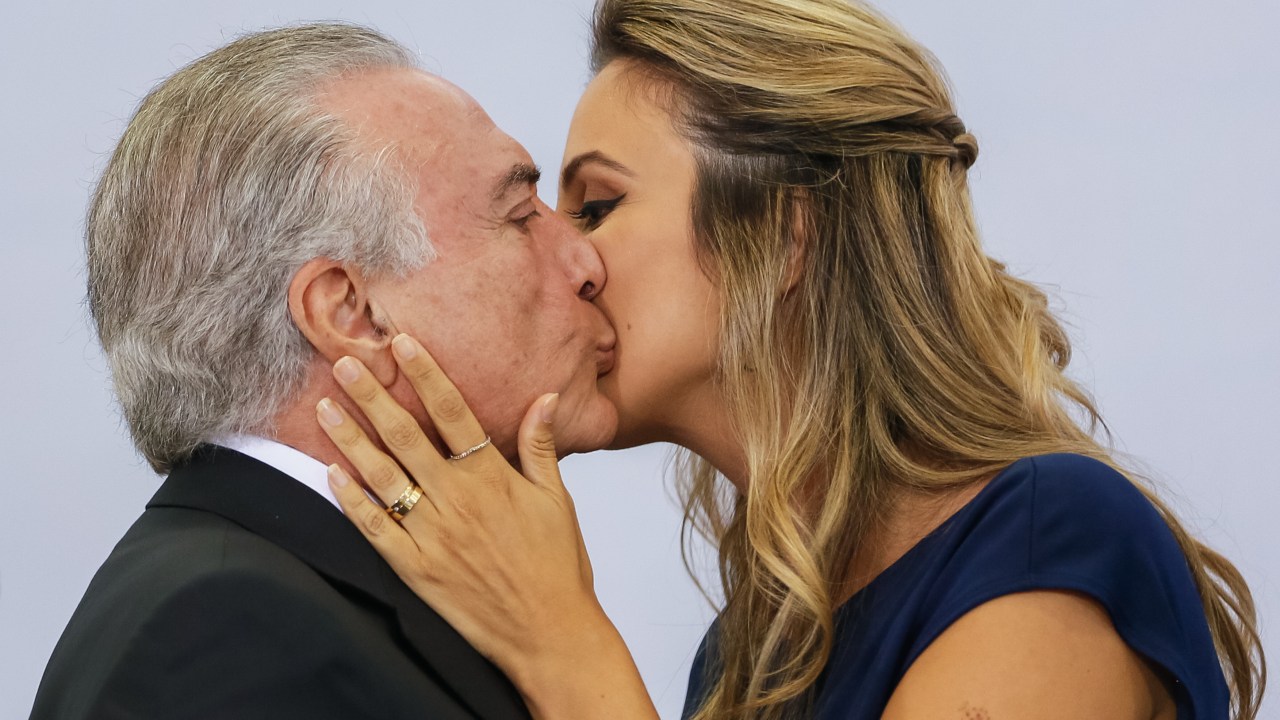 Marcela e Michel Temer se cumprimentam durante evento no Dia Internacional da Mulher, no Palácio do Planalto
