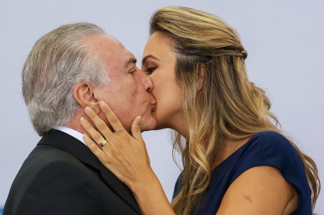 A primeira-dama Marcela beija o presidente Michel Temer em evento no Dia Internacional da Mulher, no Palácio do Planalto