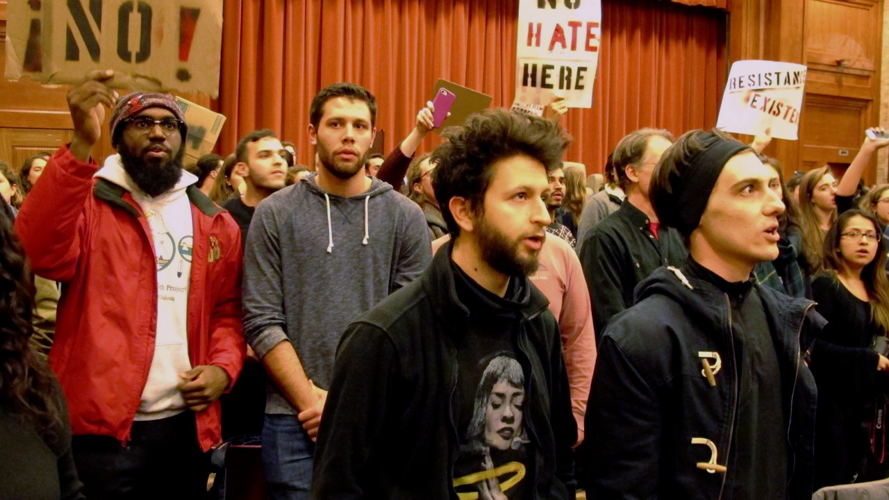 Estudantes da Universidade de Middlebury protestam contra professor acusado de "nacionalista", durante a aula em Vermont, nos Estados Unidos