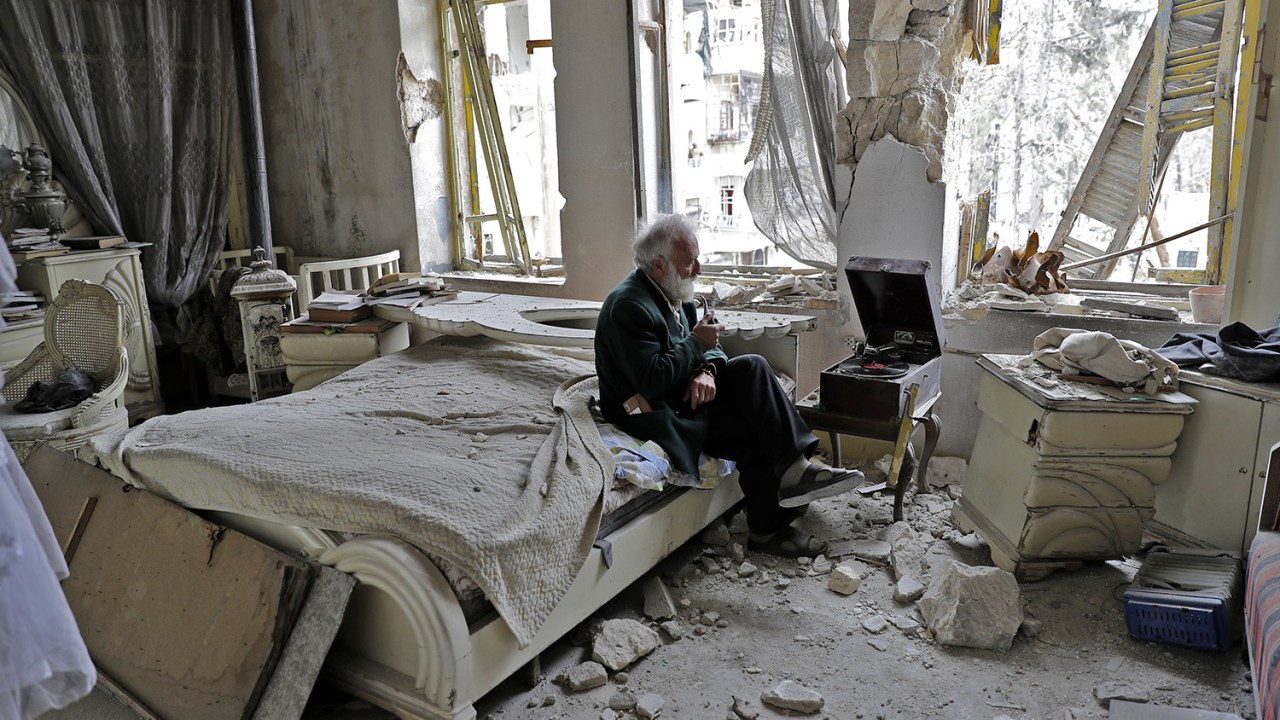Mohammad Mohiedine Anis, senhor de 70 anos que vive em Aleppo, região de conflito na Síria