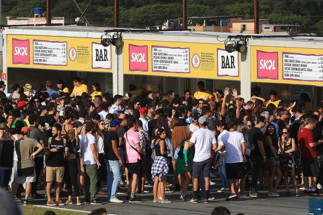 Segundo dia de Lollapalooza têm novamente filas enormes para comprar bebidas
