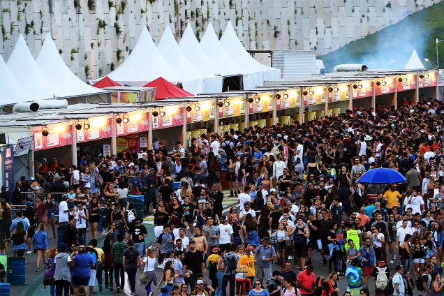 Segundo dia de Lollapalooza têm novamente filas enormes para comprar bebidas