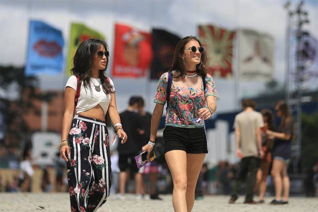 Público chega para o segundo dia do Festival Lollapalooza 2017 no autódromo de Interlagos, em São Paulo