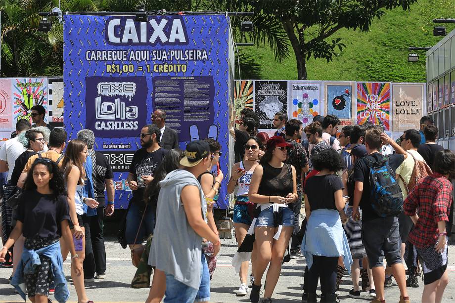 Público chega para o segundo dia do Festival Lollapalooza 2017 no autódromo de Interlagos, em São Paulo