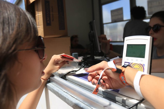 Público recarrega cashless no segundo dia do Lollapalooza, no autódromo de Interlagos