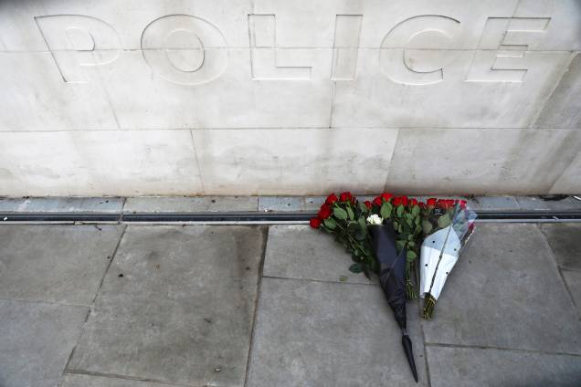 Flores são colocadas em frente a New Scotland Yard, sede da Polícia Metropolitana de Londres, em homenagem às vítimas do ataque terrorista na ponte de Westminster - 23/03/2017