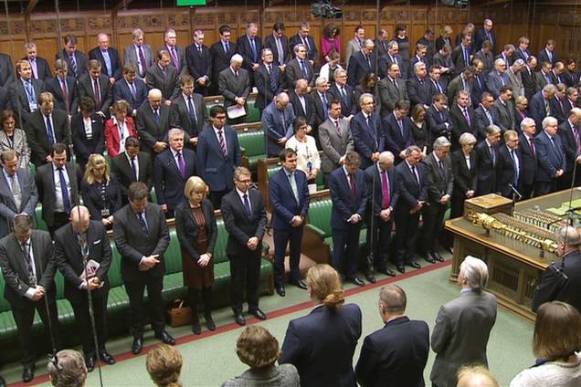 Integrantes do Parlamento prestam um minuto de silência em homenagem às vítimas do ataque terrorista em Londres - 23/03/2017