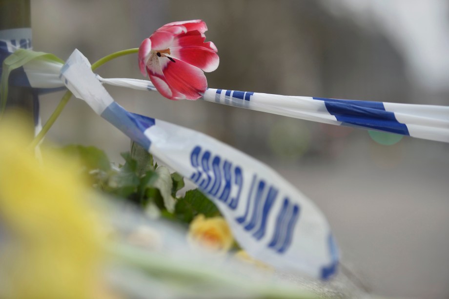 Flores são colocadas no cordão de isolamento da polícia na ponte de Westminster, em homenagem às vítimas do ataque terrorista em Londres - 23/03/2017