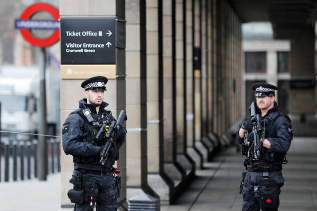 Polícia armada patrulha os arredores da estação de metrô de Westminster na manhã seguinte ao ataque em Londres - 23/03/2017
