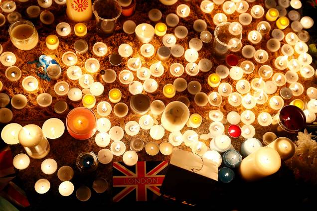 Em homenagem aos mortos no atentado que ocorreu ontem em Londres, Inglaterra, velas são acesas na Trafalgar Square, famosa praça da cidade - 23/03/2017