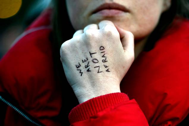 Mulher presta homenagem aos mortos no atentado que ocorreu ontem em Londres, Inglaterra,na Trafalgar Square com a frase "Nós não tememos" escrita na mão - 23/03/2017
