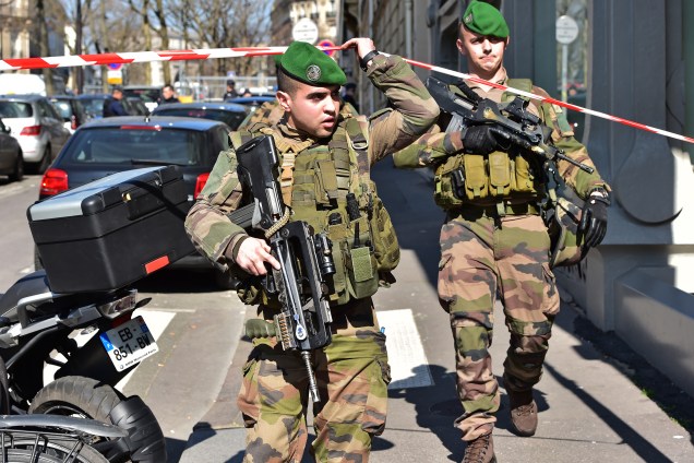 Membros do Exército francês realizam operação nos arredores dos escritórios do Fundo Monetário Internacional (FMI), após um envelope-bomba explodir no local em Paris, na França - 16/03/2017