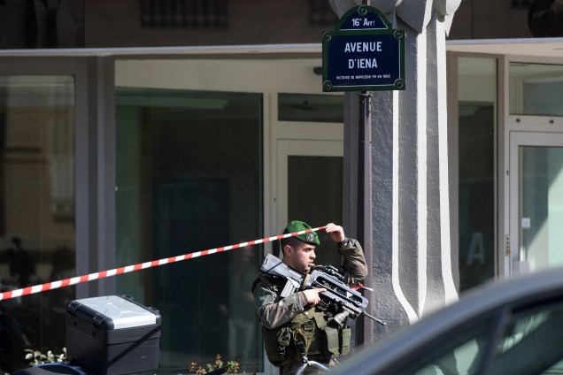 Membro do Exército francês realiza operação nos arredores dos escritórios do Fundo Monetário Internacional (FMI), após um envelope-bomba explodir no local em Paris, na França - 16/03/2017