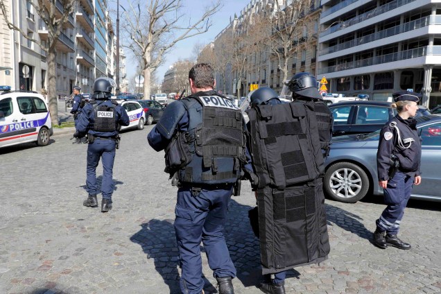 Polícia realiza operação nos arredores dos escritórios do Fundo Monetário Internacional (FMI), após um envelope-bomba explodir no local em Paris, na França - 16/03/2017