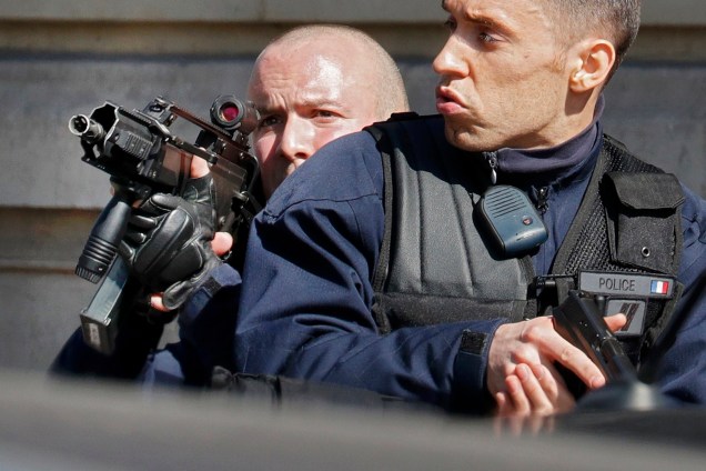 Polícia realiza operação nos arredores dos escritórios do Fundo Monetário Internacional (FMI), após um envelope-bomba explodir no local em Paris, na França - 16/03/2017