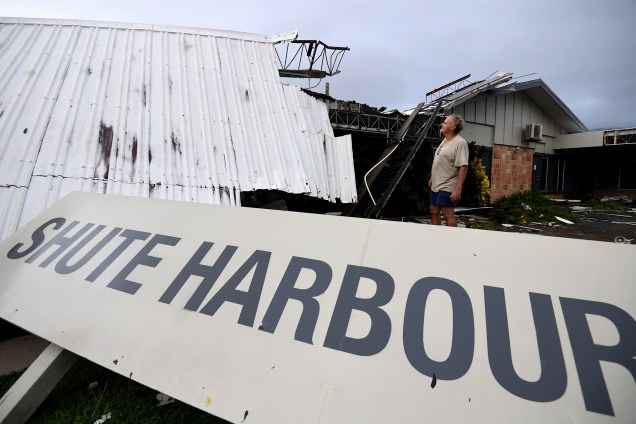 Homem inspeciona os danos em seu hotel após passagem do ciclone Debbie no sul da cidade australiana de Townsville - 29/03/2017