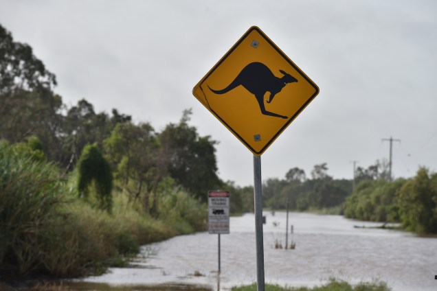 Placa alertando os motoristas para a presença de cangurus é fotografada em local de inundações do rio Burdekin, que subiu cerca de 10 metros, na cidade de Ayr em Queensland, na Austrália - 30/03/2017