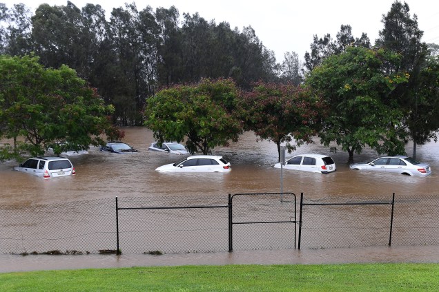Carros ficam submersos após fortes chuvas associadas ao ciclone Debbie atingirem a cidade de Gold Coast, no estado de Queensland,  na Austrália - 29/03/2017