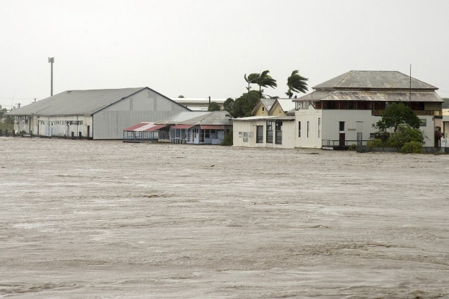 Construções ameaçadas pela inundação do Pioneer River após o ciclone Debbie atingir a cidade de Mackay, norte de Queensland, na Austrália - 29/03/2017