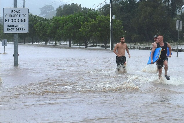 Moradores atravessam a inundação após chuva pesada associada ao ciclone Debbie no subúrbio de Mudgeeraba em Gold Coast, na Austrália