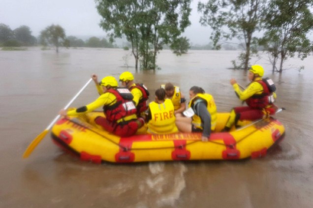 Pessoas são resgatadas de uma rua inundada perto da cidade de Tabragalba, ao sul de Brisbane, devido às fortes chuvas associadas ao ciclone Debbie na Austrália