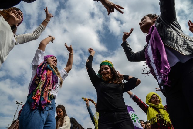 Mulheres participam de ato em celebração ao Dia Internacional da Mulher em Diyarbakir, na Turquia - 08/03/2017