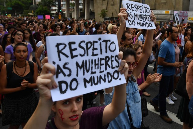 Centenas de pessoas participam da manifestação do Dia Internacional da Mulher na Avenida Paulista, em São Paulo - 08/03/2017