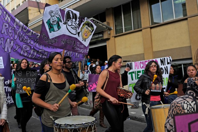 Mulheres marcham durante a manifestação do Dia Internacional da Mulher em La Paz, na Bolívia - 08/03/2017