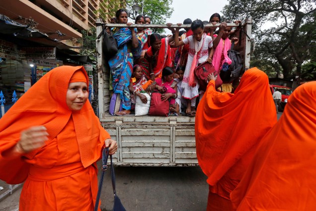 Mulheres hindus chegam em um caminhão para participar de uma manifestação marcando o Dia Internacional da Mulher em Calcutá, na Índia - 08/03/2017