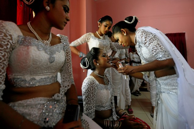 Dançarinas tradicionais se preparam para apresentanção durante as celebrações do Dia Internacional da Mulher em Colombo, Sri Lanka - 08/03/2017