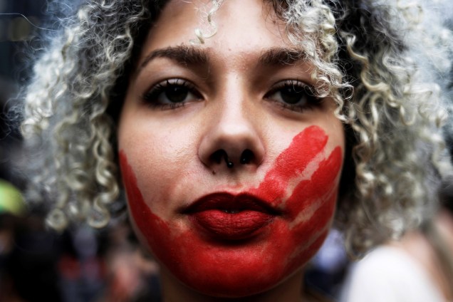 Manifestante participa de uma marcha no Dia Internacional da Mulher em São Paulo - 08/03/2017