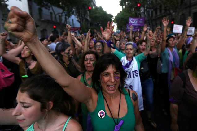 Manifestantes participam de uma marcha no Dia Internacional da Mulher em Buenos Aires, Argentina - 08/03/2017