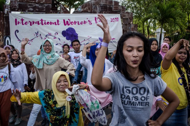 Manifestantes participam de uma marcha no Dia Internacional da Mulher em Jacarta, na Indonésia - 08/03/2017