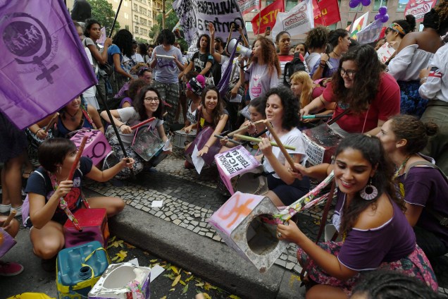 Manifestantes participam de uma marcha no Dia Internacional da Mulher na Praça da Candelária, Centro do Rio de Janeiro - 08/03/2017