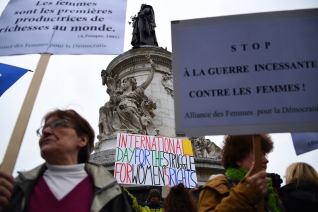 Manifestantes participam de uma marcha no Dia Internacional da Mulher em Paris, na França - 08/03/2017