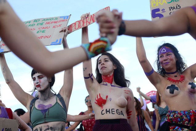 Manifestantes participam de uma marcha no Dia Internacional da Mulher em Brasília(DF) - 08/03/2017