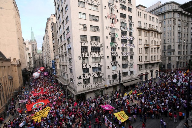 Manifestantes participam de uma marcha no Dia Internacional da Mulher no centro de São Paulo - 08/03/2017