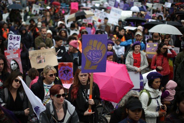 Mulheres participam de marcha em homenagem ao Dia Internacional da Mulher em Los Angeles, na Califórnia - 08/03/2017