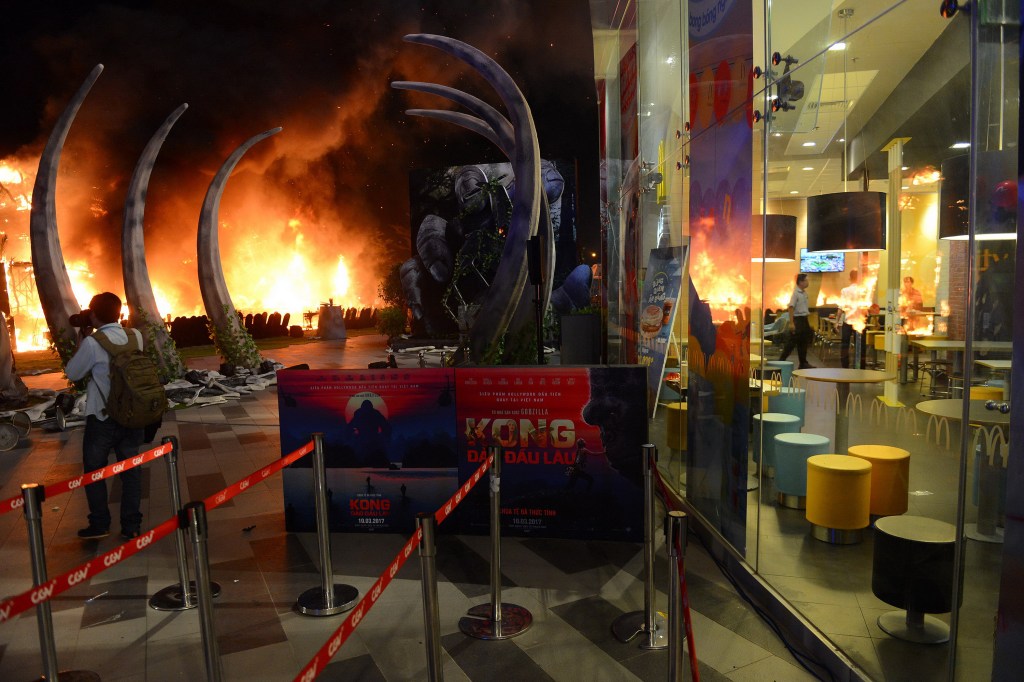 Boneco do King Kong pega fogo no Vietnã